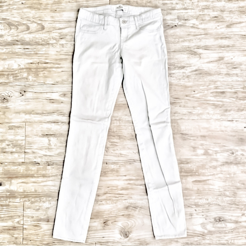 Cute 🍑👀 HOLLISTER Light Grey Khakis Jeans in Light Grey - Picture 3 of 3